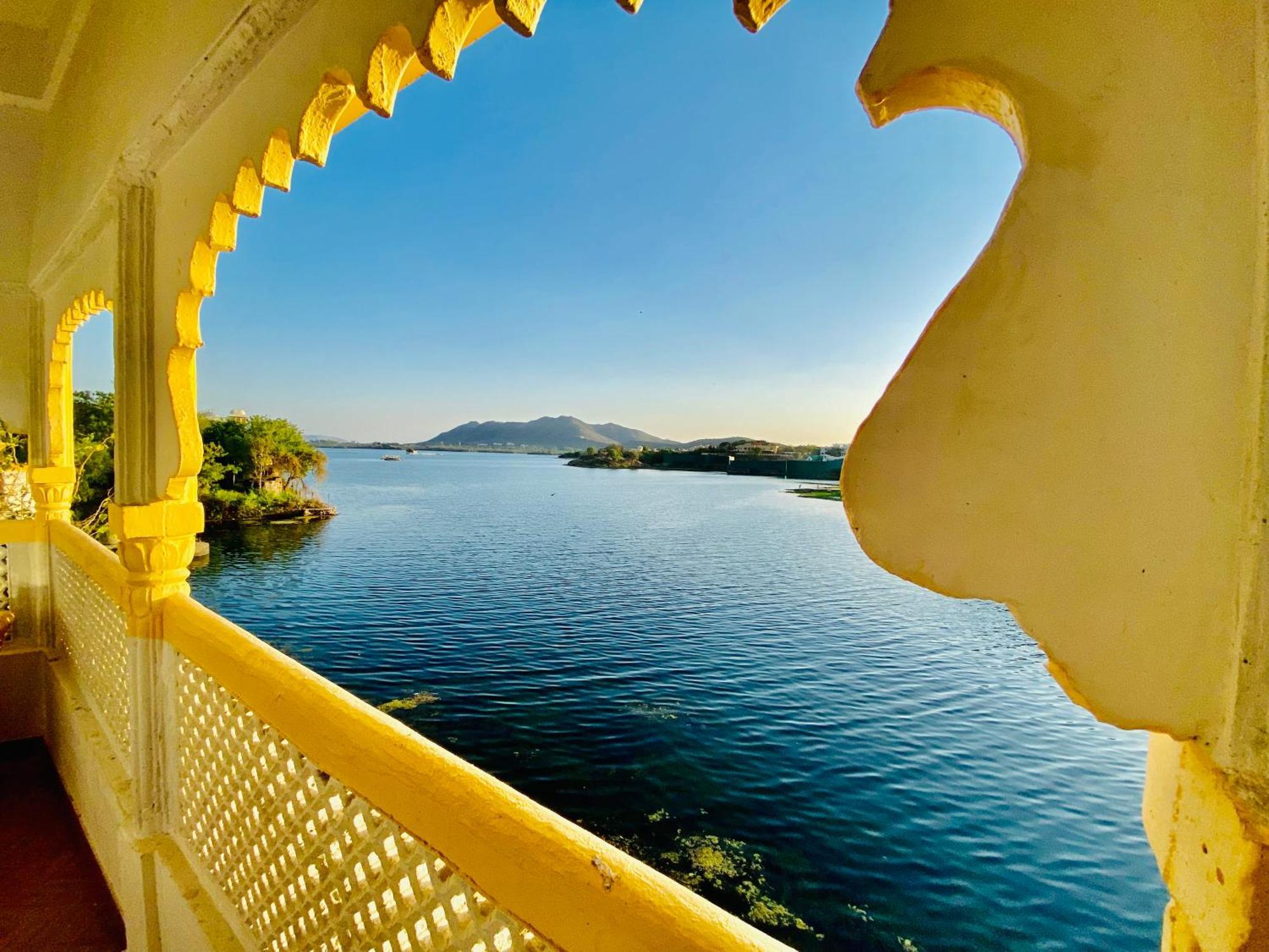 Hotel Vallabh A Lake Facing Balcony Udaipur Exterior photo