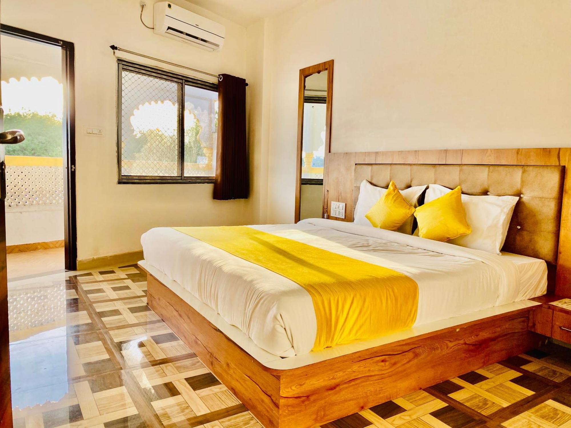Hotel Vallabh A Lake Facing Balcony Udaipur Exterior photo