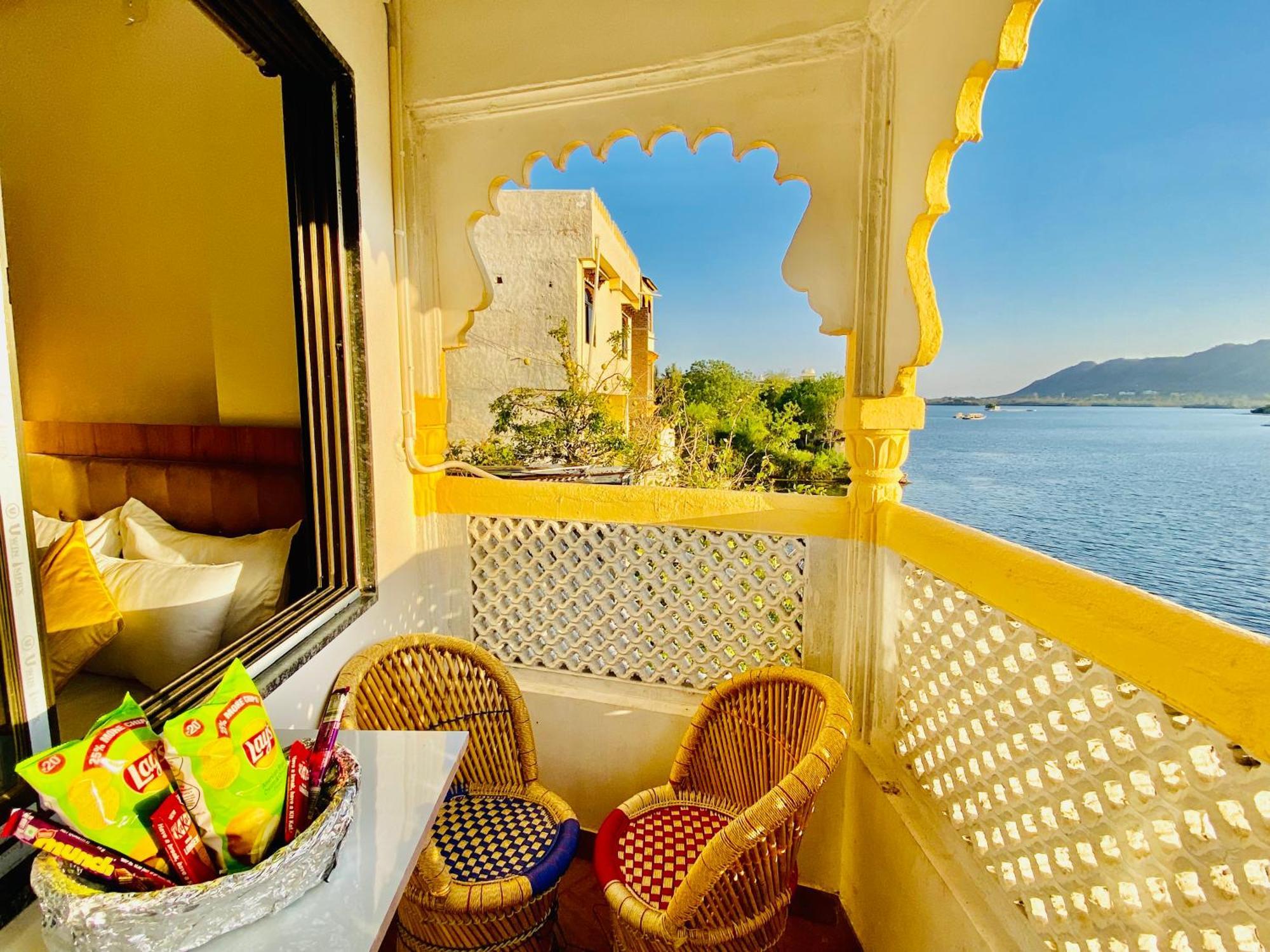 Hotel Vallabh A Lake Facing Balcony Udaipur Exterior photo