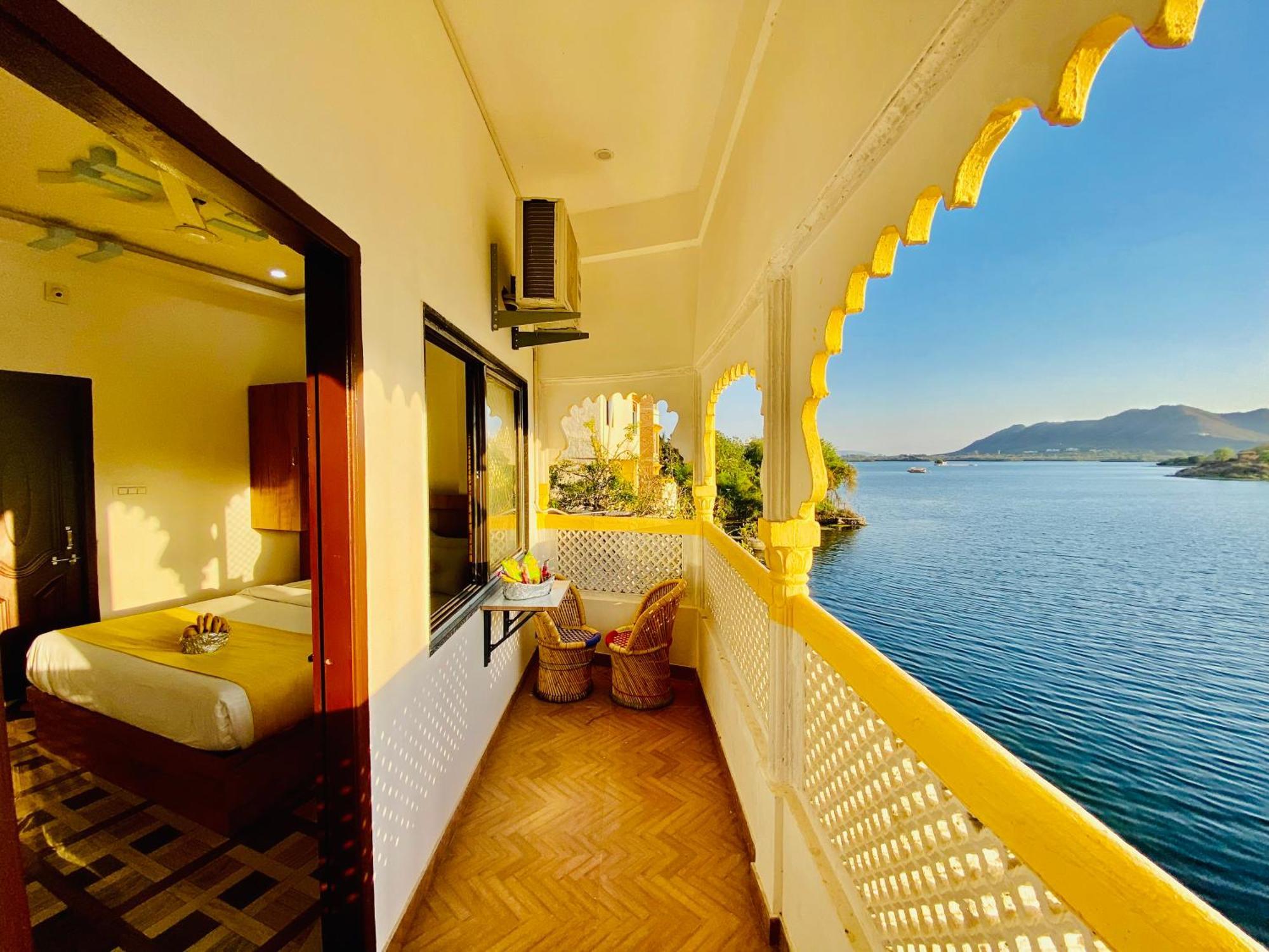 Hotel Vallabh A Lake Facing Balcony Udaipur Exterior photo