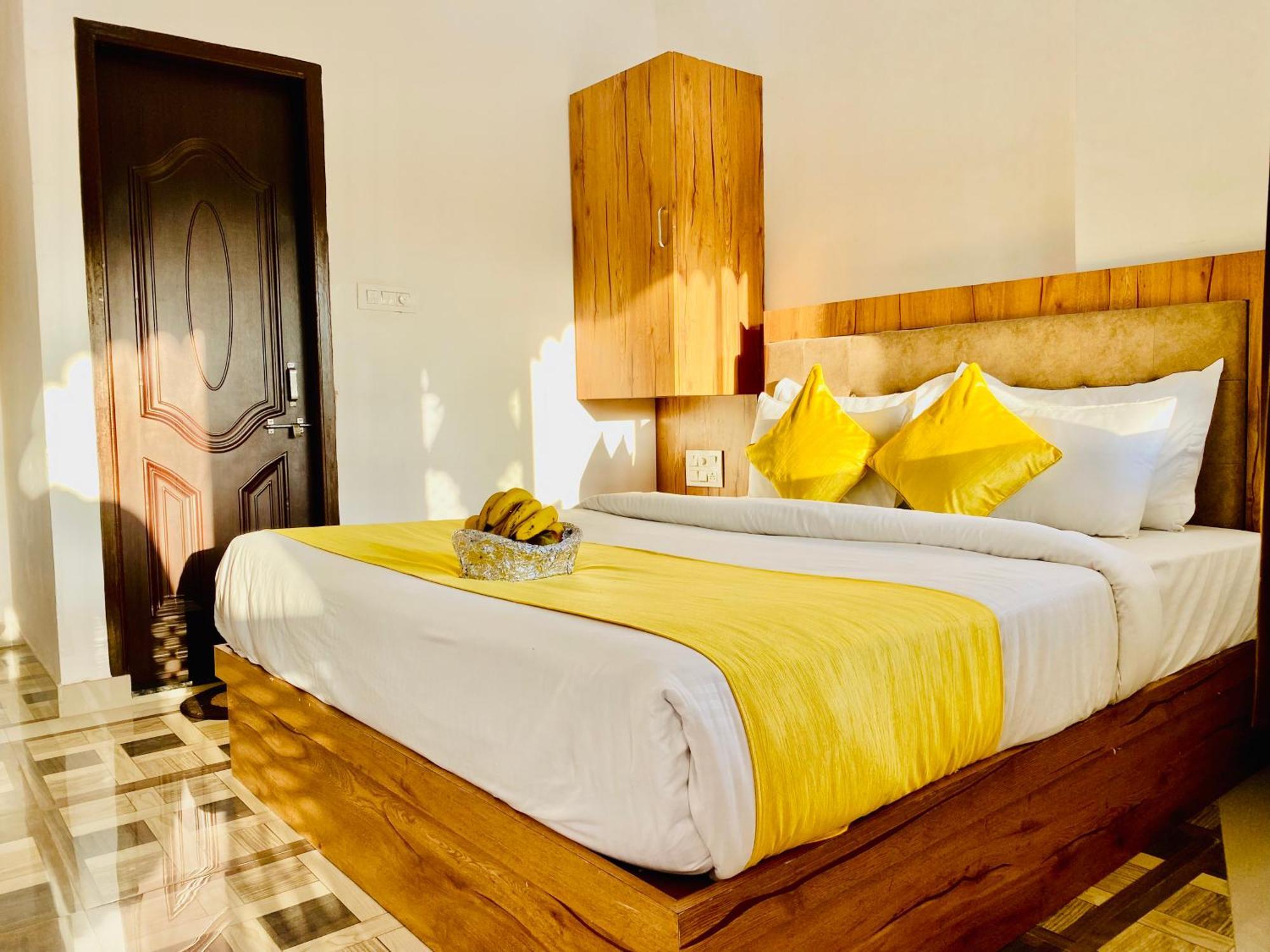 Hotel Vallabh A Lake Facing Balcony Udaipur Exterior photo