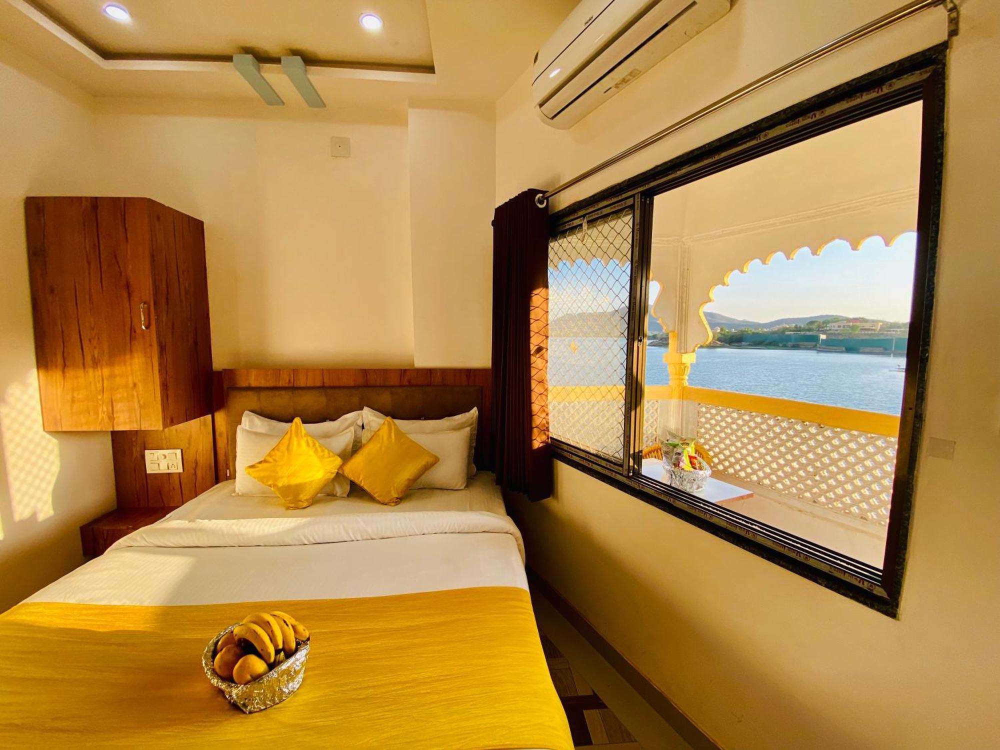 Hotel Vallabh A Lake Facing Balcony Udaipur Exterior photo