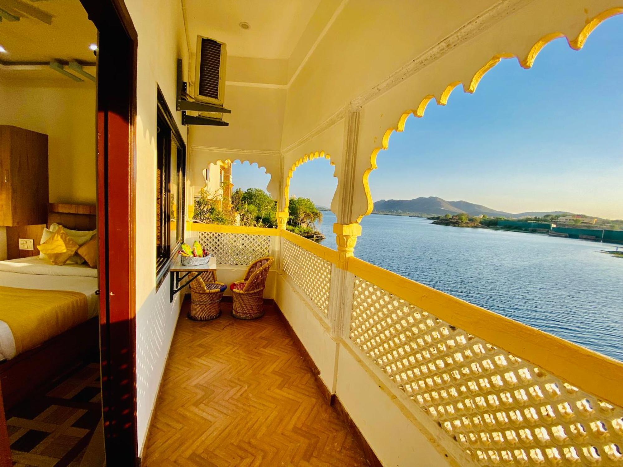 Hotel Vallabh A Lake Facing Balcony Udaipur Exterior photo