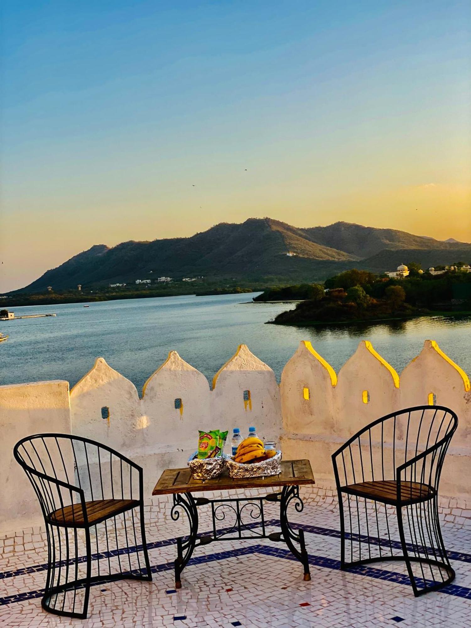 Hotel Vallabh A Lake Facing Balcony Udaipur Exterior photo