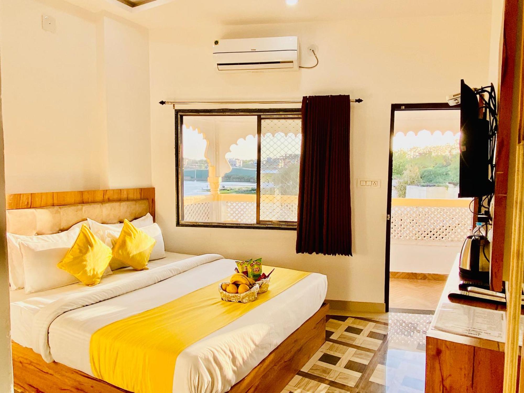 Hotel Vallabh A Lake Facing Balcony Udaipur Exterior photo