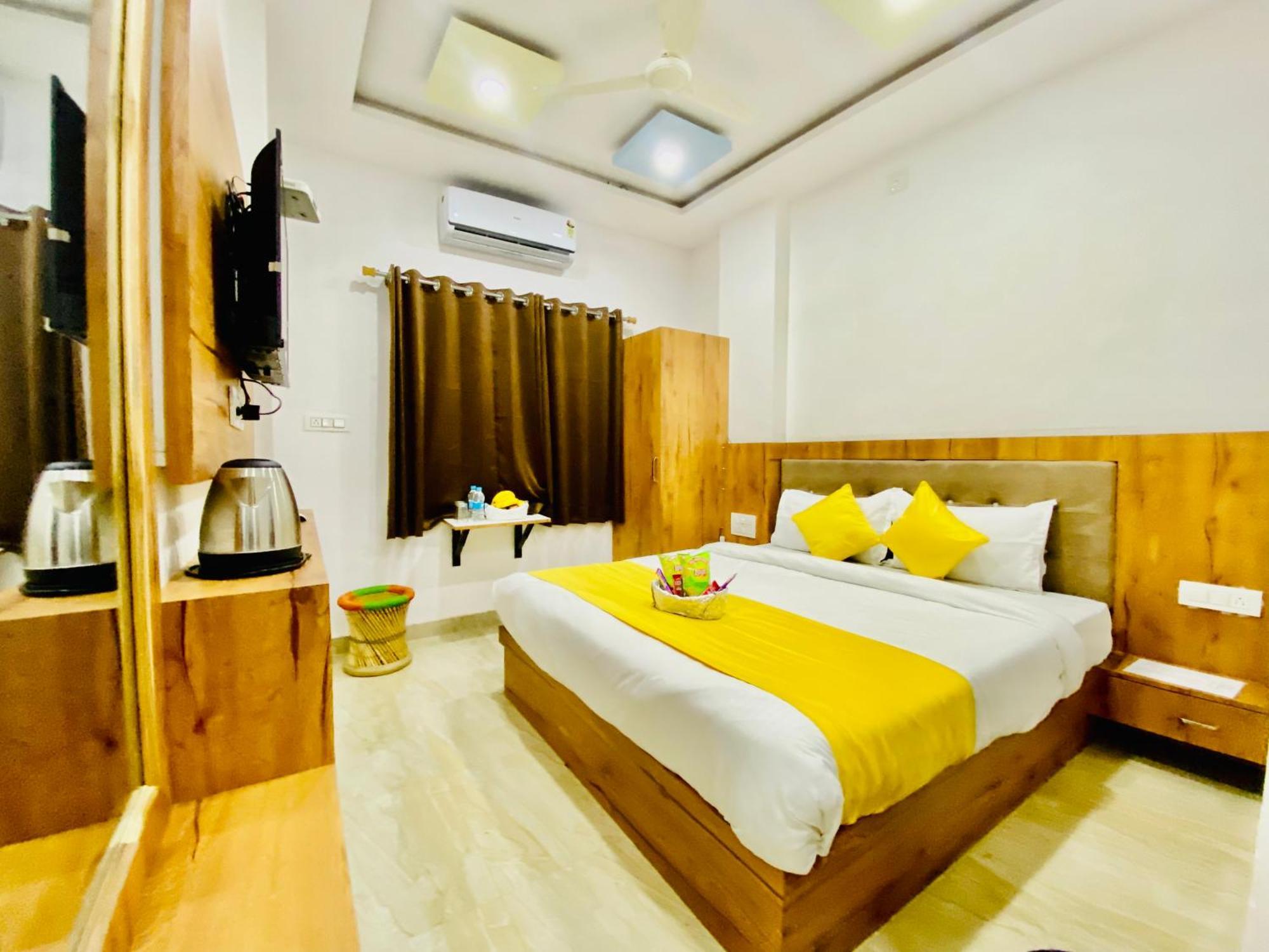 Hotel Vallabh A Lake Facing Balcony Udaipur Exterior photo